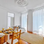 Center For Family Apartman *